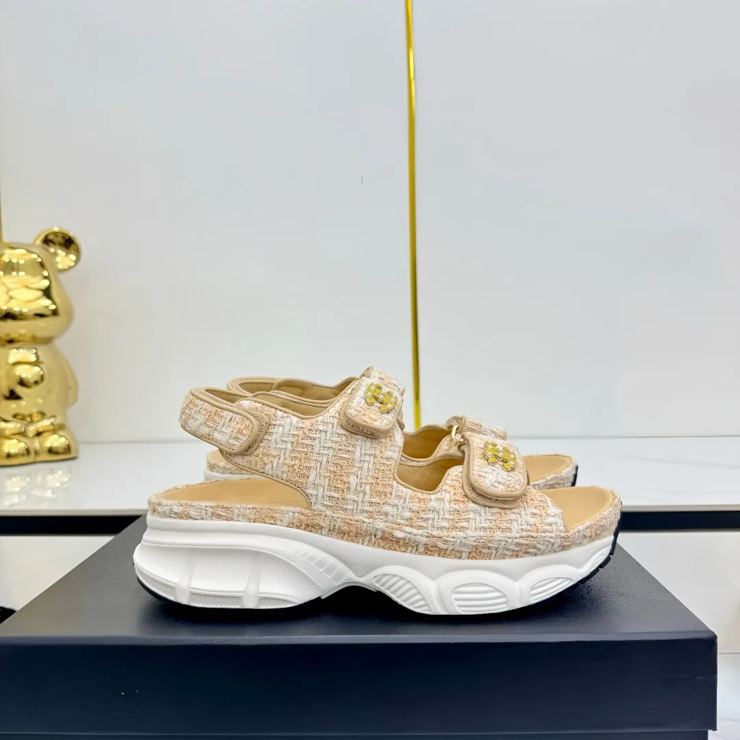 👟👟Ex-factory price 640👟👟 Top version... Chanel｜Chanel Xiaoxiang Velcro Beach Slippers Slippers Casual Beach Shoes 25ss Spring and Summer New Style! Beach shoes are a hit all over the internet! The latest model from the counter, I am still willing to buy it on my feet. It must be ranked among the most popular models. It is invincible in all seasons. Various bloggers and Internet celebrities can see the matching styles. Highly recommended. Pearlescent sheepskin upper, sheepskin lining, suede for feet. Original open-molded TPU outsole size: 35-40 (customized for 40 and 41). Full set of original packaging 👉 👉 👉